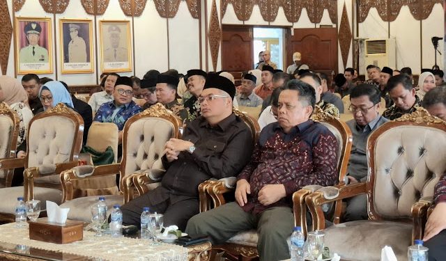 Ketua DPRD Kota Jambi Kemas Faried Alfarelly menyampaikan permintaan pengawasan KPK terhadap seleksi jabatan Pemkot Jambi dalam Rakor Pemberantasan Korupsi di Rumah Dinas Gubernur Jambi. (Dok: Rudi)
