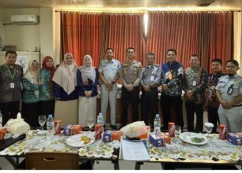Kasat Lantas Polres Sarolangun AKP Steffan Thomas Lumowa saat membuka Forum Group Discussion (FGD) Keselamatan Lalu Lintas bersama unsur lima pilar keselamatan, Kamis (6/11/2025) di Aula Sat Lantas Polres Sarolangun. (Dok: Rudi)