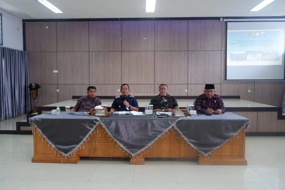 Bupati Muaro Jambi Dr. Bambang Bayu Suseno memimpin rapat konsolidasi Satgas Koperasi Merah Putih guna mempercepat pembangunan gerai KDKMP di Ruang Ridan, Kamis (27/11/2025). (Dok: Alpin)