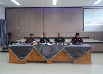 Bupati Muaro Jambi Dr. Bambang Bayu Suseno memimpin rapat konsolidasi Satgas Koperasi Merah Putih guna mempercepat pembangunan gerai KDKMP di Ruang Ridan, Kamis (27/11/2025). (Dok: Alpin)