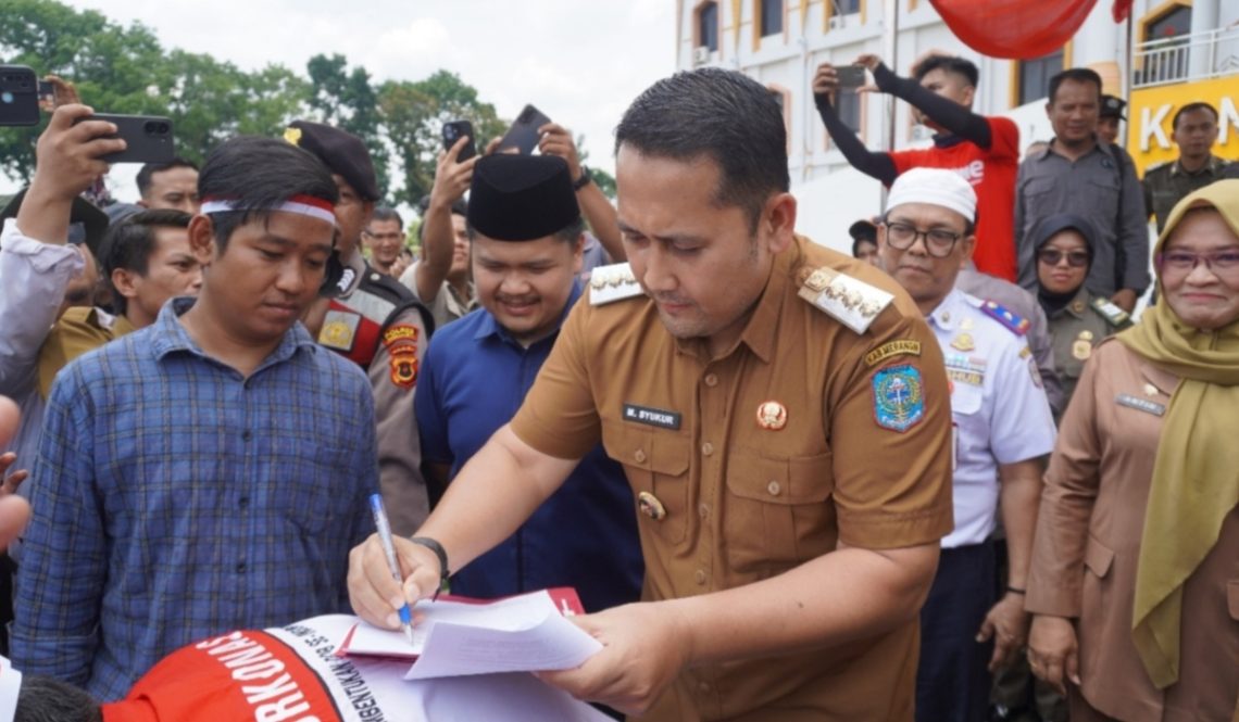 Bupati Merangin H. M. Syukur didampingi Wabup H. A. Khafidh dan Ketua DPRD Merangin M. Rivaldi saat menghadiri Aksi Damai Perjuangan Rakyat Tabir Raya di halaman Kantor Bupati Merangin, Bangko, Senin (3/11/2025). (Dok: Rahmat)