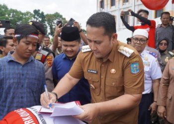 Bupati Merangin H. M. Syukur didampingi Wabup H. A. Khafidh dan Ketua DPRD Merangin M. Rivaldi saat menghadiri Aksi Damai Perjuangan Rakyat Tabir Raya di halaman Kantor Bupati Merangin, Bangko, Senin (3/11/2025). (Dok: Rahmat)