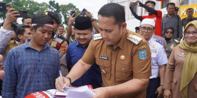 Bupati Merangin H. M. Syukur didampingi Wabup H. A. Khafidh dan Ketua DPRD Merangin M. Rivaldi saat menghadiri Aksi Damai Perjuangan Rakyat Tabir Raya di halaman Kantor Bupati Merangin, Bangko, Senin (3/11/2025). (Dok: Rahmat)