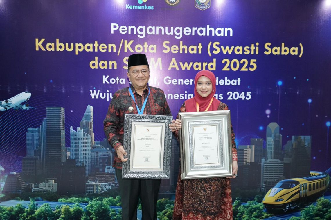 Wali Kota Jambi Dr. dr. H. Maulana, M.K.M., menerima Penghargaan Swasti Saba Wistara 2025 dari Menteri Kesehatan RI Budi Gunadi Sadikin pada peringatan HKN ke-61 di Auditorium Siwabessy, Jakarta Selatan, Jumat (28/11/2025). (Dok: Rahmat)