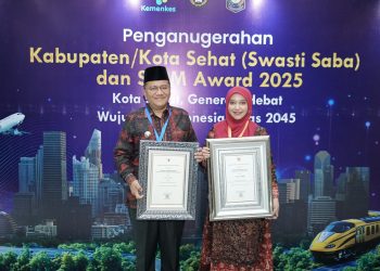 Wali Kota Jambi Dr. dr. H. Maulana, M.K.M., menerima Penghargaan Swasti Saba Wistara 2025 dari Menteri Kesehatan RI Budi Gunadi Sadikin pada peringatan HKN ke-61 di Auditorium Siwabessy, Jakarta Selatan, Jumat (28/11/2025). (Dok: Rahmat)