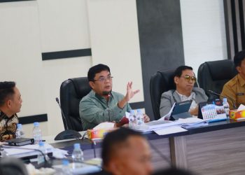 Wakil Ketua DPRD Provinsi Jambi, Ivan Wirata, saat memberikan keterangan terkait dorongan peningkatan PAD melalui profesionalitas ASN di Gedung DPRD Provinsi Jambi, Senin (24/11/2025). (Dok: Rahmat)