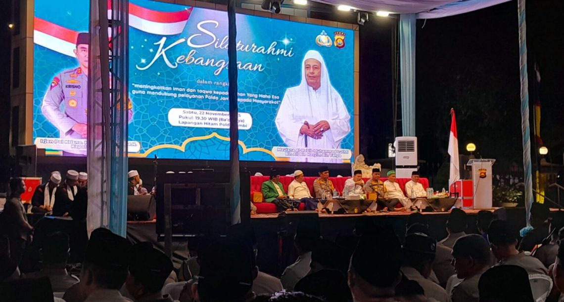 Kapolda Jambi Irjen Pol. Krisno bersama Maulana Al Habib Muhammad Luthfi bin Yahya saat menghadiri Silaturahmi Kebangsaan di Lapangan Hitam Polda Jambi, Sabtu (22/11/2025). (Dok: Rudi)