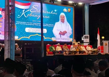 Kapolda Jambi Irjen Pol. Krisno bersama Maulana Al Habib Muhammad Luthfi bin Yahya saat menghadiri Silaturahmi Kebangsaan di Lapangan Hitam Polda Jambi, Sabtu (22/11/2025). (Dok: Rudi)