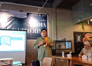 Asisten Deputi SDMUK BPJS Kesehatan, Jenal M Sambas, memaparkan kondisi kepesertaan dan defisit JKN Jambi dalam diskusi publik di Kota Jambi, Kamis (27/11/2025). (Dok: Rahmat)