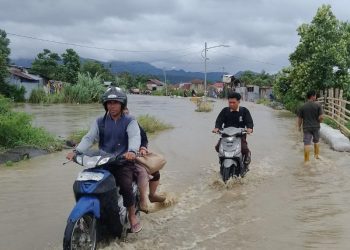 Debit Sungai Batang Merao meningkat tajam usai hujan deras semalaman, membuat warga di bantaran sungai siaga mengamankan barang-barang penting pada Kamis pagi (27/11/2025). (Dok: Rahmat)