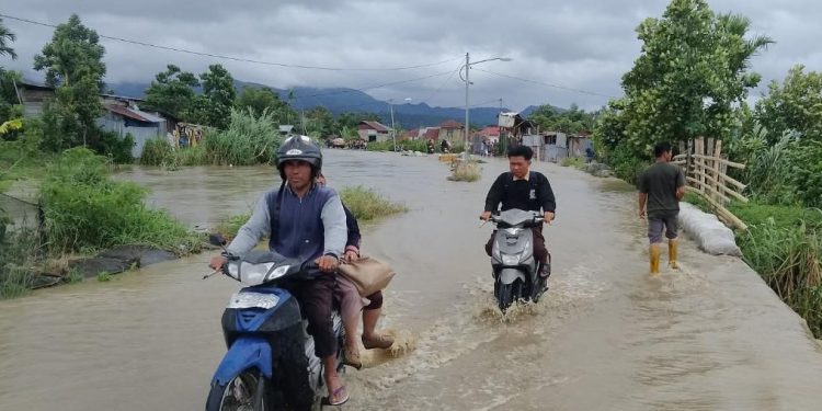 Debit Sungai Batang Merao meningkat tajam usai hujan deras semalaman, membuat warga di bantaran sungai siaga mengamankan barang-barang penting pada Kamis pagi (27/11/2025). (Dok: Rahmat)