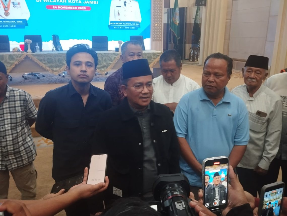 Wali Kota Jambi Maulana memimpin audiensi bersama warga terdampak sengketa Zona Merah di Aula Griya Mayang, Rumah Dinas Wali Kota Jambi, Senin malam (24 November 2025). (Dok: Rahmat)