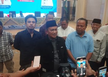 Wali Kota Jambi Maulana memimpin audiensi bersama warga terdampak sengketa Zona Merah di Aula Griya Mayang, Rumah Dinas Wali Kota Jambi, Senin malam (24 November 2025). (Dok: Rahmat)