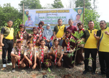 Kapolres Muaro Jambi AKBP Heri Supriawan bersama jajaran dan para siswa menanam 100 bibit pohon dalam peringatan Hari Penanaman Pohon Sedunia di Mapolsek Sungai Gelam, Jumat (21/11/2025). (Dok: Rudi)