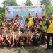 Kapolres Muaro Jambi AKBP Heri Supriawan bersama jajaran dan para siswa menanam 100 bibit pohon dalam peringatan Hari Penanaman Pohon Sedunia di Mapolsek Sungai Gelam, Jumat (21/11/2025). (Dok: Rudi)
