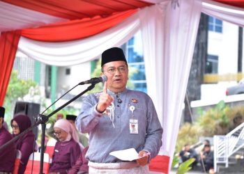 Wali Kota Jambi, Dr. dr. H. Maulana, M.K.M., memimpin Upacara Peringatan Hari Guru Nasional dan HUT ke-80 PGRI Tahun 2025 di Lapangan Kantor Wali Kota Jambi, Selasa (25/11/2025). (Dok: Rudi)
