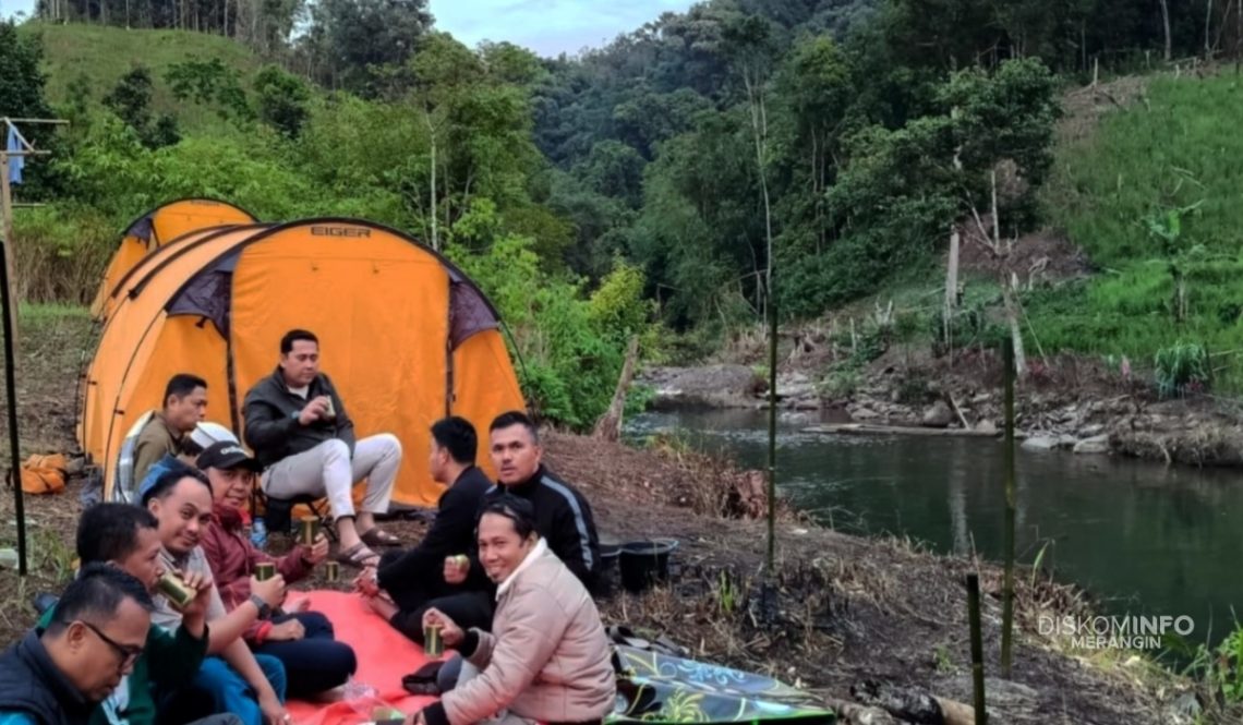 Bupati Merangin H. M. Syukur dan Ketua TP PKK Hj. Lavita Syukur berdialog dengan warga dalam kegiatan camping serap aspirasi di tepi Sungai Tenang, Kecamatan Jangkat Timur, Sabtu (22/11/2025). (Dok: Rudi)