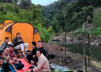 Bupati Merangin H. M. Syukur dan Ketua TP PKK Hj. Lavita Syukur berdialog dengan warga dalam kegiatan camping serap aspirasi di tepi Sungai Tenang, Kecamatan Jangkat Timur, Sabtu (22/11/2025). (Dok: Rudi)