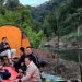 Bupati Merangin H. M. Syukur dan Ketua TP PKK Hj. Lavita Syukur berdialog dengan warga dalam kegiatan camping serap aspirasi di tepi Sungai Tenang, Kecamatan Jangkat Timur, Sabtu (22/11/2025). (Dok: Rudi)