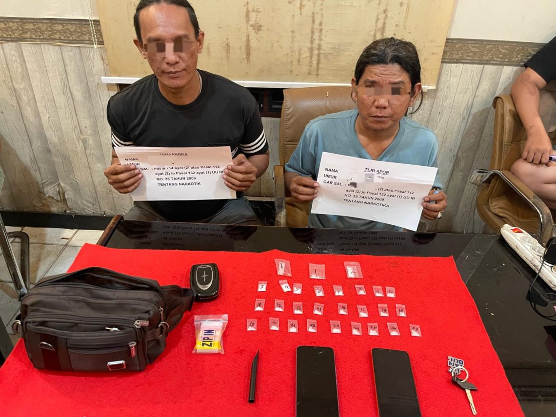 Petugas Satresnarkoba Polresta Jambi mengamankan dua pengedar sabu beserta barang bukti puluhan paket sabu siap edar dari sebuah kamar kos di Kelurahan Wijaya Pura. Senin (24/11/2025). (Dok: Alpin)