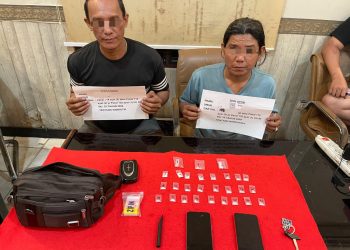 Petugas Satresnarkoba Polresta Jambi mengamankan dua pengedar sabu beserta barang bukti puluhan paket sabu siap edar dari sebuah kamar kos di Kelurahan Wijaya Pura. Senin (24/11/2025). (Dok: Alpin)