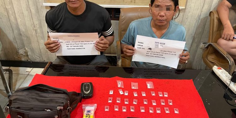 Petugas Satresnarkoba Polresta Jambi mengamankan dua pengedar sabu beserta barang bukti puluhan paket sabu siap edar dari sebuah kamar kos di Kelurahan Wijaya Pura. Senin (24/11/2025). (Dok: Alpin)