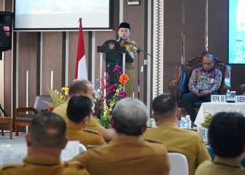 Gubernur Jambi Al Haris membuka Bimtek Antikorupsi untuk pejabat eselon II di Aula BPSDM Provinsi Jambi, Senin (24/11/2025). (Dok: Rahmat)