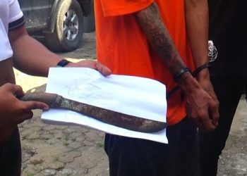 Petugas Polsek Kota Baru menunjukkan barang bukti sebilah golok yang digunakan pelaku penganiayaan di kawasan Tugu Keris Siginjai, Kota Jambi. Selasa 4 November 2025. (Dok: Rudi)