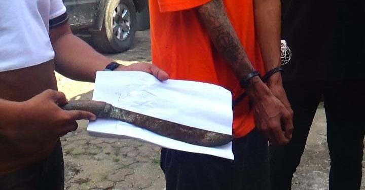 Petugas Polsek Kota Baru menunjukkan barang bukti sebilah golok yang digunakan pelaku penganiayaan di kawasan Tugu Keris Siginjai, Kota Jambi. Selasa 4 November 2025. (Dok: Rudi)