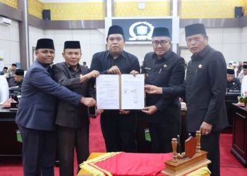 Wali Kota Sungai Penuh Alfin, SH, bersama Wakil Wali Kota Azhar Hamzah menghadiri Rapat Paripurna DPRD terkait persetujuan Ranperda APBD 2026 dan Propemda 2026 di Aula Kantor DPRD Kota Sungai Penuh, Jumat (28/11). (Dok: Rahmat)