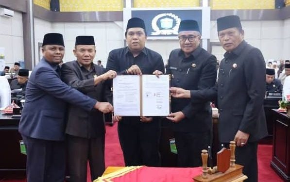 Wali Kota Sungai Penuh Alfin, SH, bersama Wakil Wali Kota Azhar Hamzah menghadiri Rapat Paripurna DPRD terkait persetujuan Ranperda APBD 2026 dan Propemda 2026 di Aula Kantor DPRD Kota Sungai Penuh, Jumat (28/11). (Dok: Rahmat)