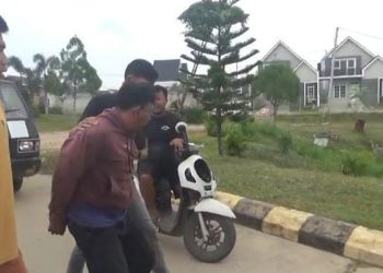 Pelaku pencurian, Musa (38), diamankan tim Opsnal Polresta Jambi di rumahnya di kawasan Tanjung Pinang, Jambi Timur pada 18 November 2025. (Dok: Rahmat)