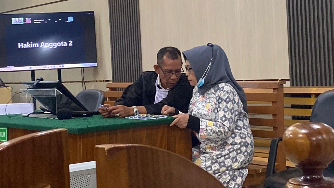 Terdakwa Suliyanti saat menjalani sidang pembacaan tuntutan kasus suap RAPBD Jambi di ruang sidang Pengadilan Negeri Jambi, Rabu (19/11/2025). (Dok: Rahmat)