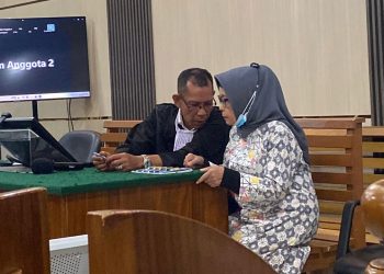 Terdakwa Suliyanti saat menjalani sidang pembacaan tuntutan kasus suap RAPBD Jambi di ruang sidang Pengadilan Negeri Jambi, Rabu (19/11/2025). (Dok: Rahmat)