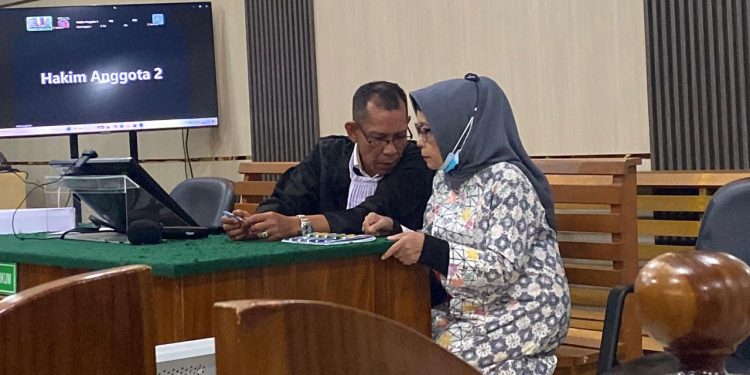 Terdakwa Suliyanti saat menjalani sidang pembacaan tuntutan kasus suap RAPBD Jambi di ruang sidang Pengadilan Negeri Jambi, Rabu (19/11/2025). (Dok: Rahmat)