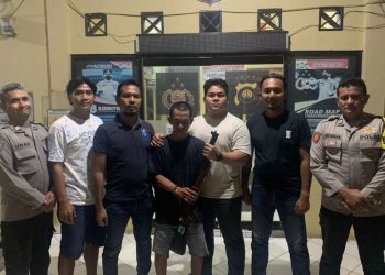 Polisi mengamankan Hairul Faturi (30), pelaku penembakan dengan senapan angin terhadap tetangganya di Desa Pudak, Kecamatan Kumpeh Ulu, Kabupaten Muaro Jambi, Rabu (26/11/2025). (Dok: Rahmat)