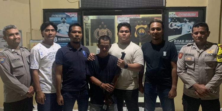 Polisi mengamankan Hairul Faturi (30), pelaku penembakan dengan senapan angin terhadap tetangganya di Desa Pudak, Kecamatan Kumpeh Ulu, Kabupaten Muaro Jambi, Rabu (26/11/2025). (Dok: Rahmat)