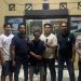 Polisi mengamankan Hairul Faturi (30), pelaku penembakan dengan senapan angin terhadap tetangganya di Desa Pudak, Kecamatan Kumpeh Ulu, Kabupaten Muaro Jambi, Rabu (26/11/2025). (Dok: Rahmat)