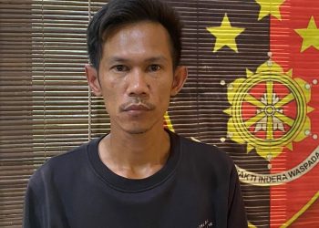 Unit Reskrim Polsek Pelayangan mengamankan pelaku pencurian tabung gas melon di Jalan KH. M. Zuhdi, Kota Jambi, Rabu dini hari (26/11/2025). (Dok: Rudi)