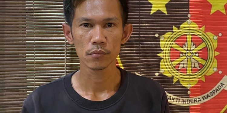 Unit Reskrim Polsek Pelayangan mengamankan pelaku pencurian tabung gas melon di Jalan KH. M. Zuhdi, Kota Jambi, Rabu dini hari (26/11/2025). (Dok: Rudi)