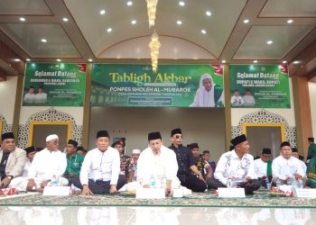 Danrem 042/Gapu Brigjen TNI Heri Purwanto bersama Maulana Al Habib Muhammad Luthfi bin Yahya menghadiri Tabligh Akbar di Ponpes Sholeh Al Mubarok, Desa Gemuruh, Kecamatan Tungkal Ulu, Tanjab Barat, Sabtu (22/11/2025). (Dok: Rahmat)