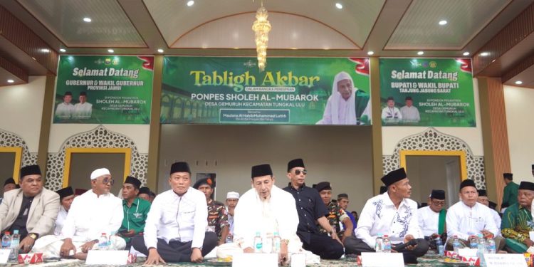 Danrem 042/Gapu Brigjen TNI Heri Purwanto bersama Maulana Al Habib Muhammad Luthfi bin Yahya menghadiri Tabligh Akbar di Ponpes Sholeh Al Mubarok, Desa Gemuruh, Kecamatan Tungkal Ulu, Tanjab Barat, Sabtu (22/11/2025). (Dok: Rahmat)