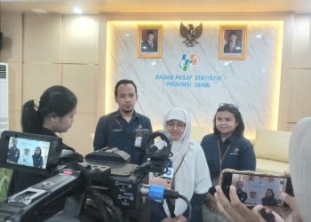 Statistik Ahli Madya BPS Provinsi Jambi, Nova Mustopa, membuka Workshop Literasi Statistik bagi jurnalis di Kantor BPS Jambi, Senin (24/11/2025). (DOk: Alpin)
