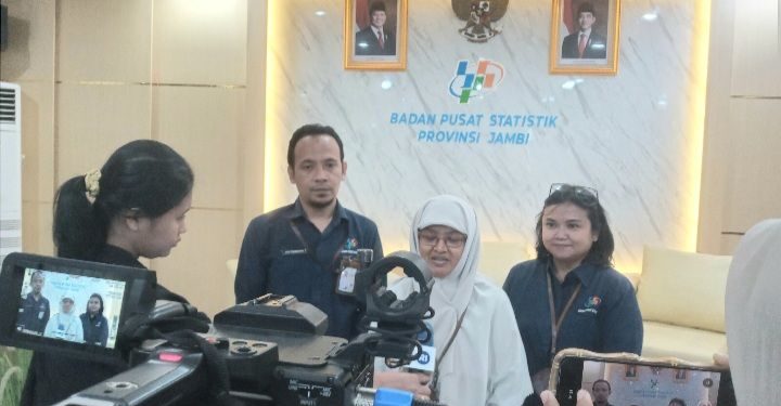 Statistik Ahli Madya BPS Provinsi Jambi, Nova Mustopa, membuka Workshop Literasi Statistik bagi jurnalis di Kantor BPS Jambi, Senin (24/11/2025). (DOk: Alpin)