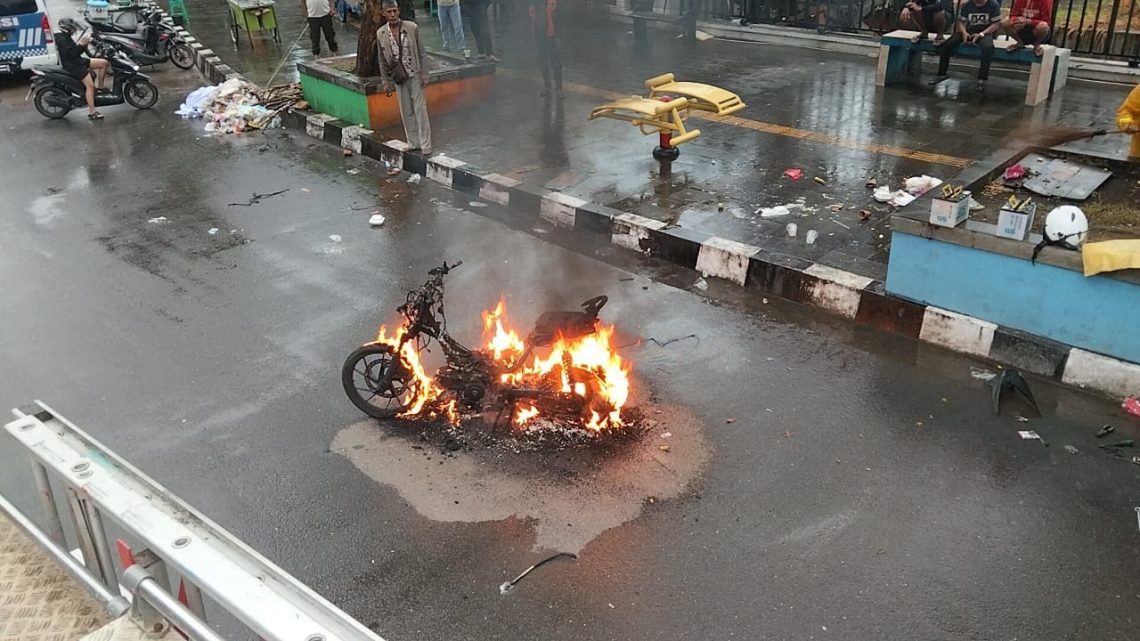 Petugas Damkartan Kota Jambi memadamkan api pada motor yang terbakar di Jalan Jenderal Basuki Rahmat, Kelurahan Paal Lima, Kecamatan Kota Baru, Minggu pagi (30/11/2025). (Dok: Rahmat)