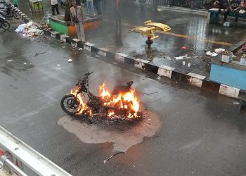Petugas Damkartan Kota Jambi memadamkan api pada motor yang terbakar di Jalan Jenderal Basuki Rahmat, Kelurahan Paal Lima, Kecamatan Kota Baru, Minggu pagi (30/11/2025). (Dok: Rahmat)