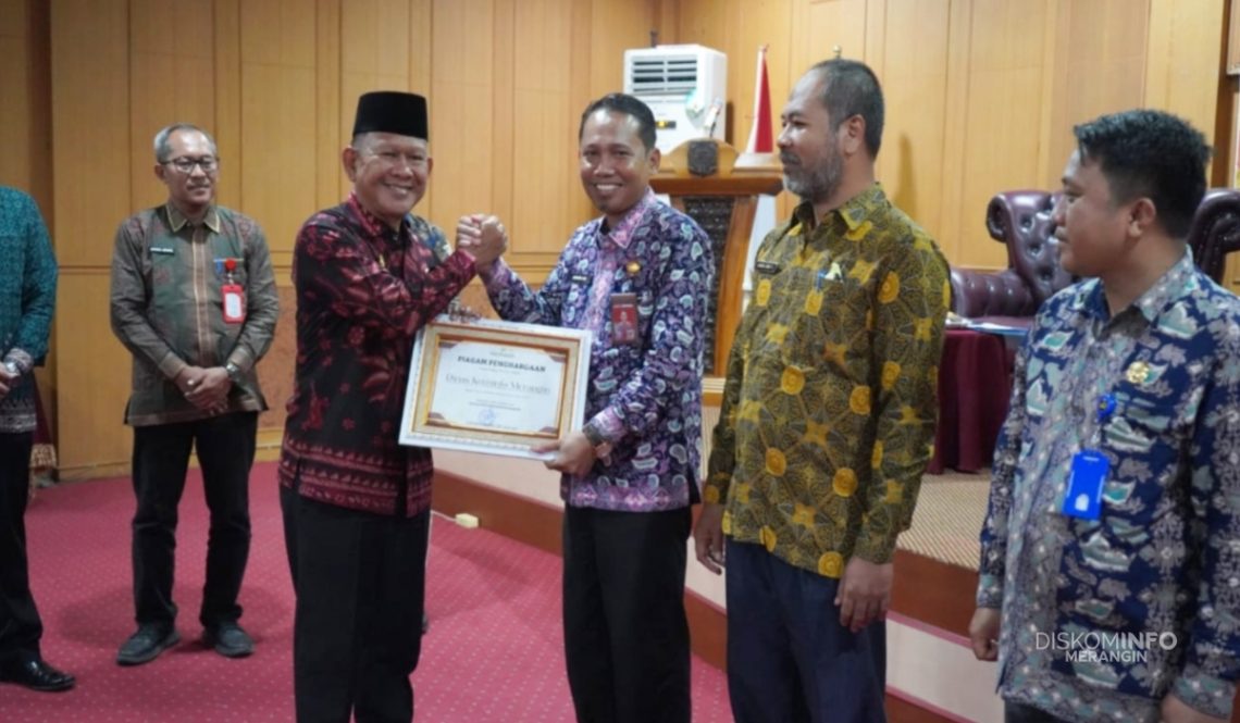 Wakil Bupati Merangin A. Khafidh membuka kegiatan Pembinaan Statistik Sektoral dan Rilis BRS 2025 di Aula Depati Payung Bappeda Merangin, Kamis (27/11). (Dok: Diskominfo Merangin)