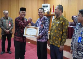 Wakil Bupati Merangin A. Khafidh membuka kegiatan Pembinaan Statistik Sektoral dan Rilis BRS 2025 di Aula Depati Payung Bappeda Merangin, Kamis (27/11). (Dok: Diskominfo Merangin)