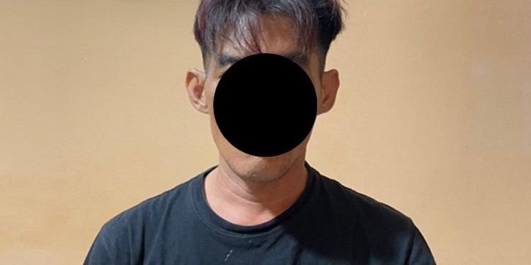 Pelaku AS (36) saat diamankan di Polsek Telanaipura, Kota Jambi, (Dok: Alpin)