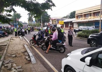 Petugas Ditlantas Polda Jambi memeriksa kendaraan dalam razia jelang Operasi Zebra Siginjai 2025 di salah satu wilayah Kota Jambi. Minggu (16/11/2025). (Dok: Alpin)